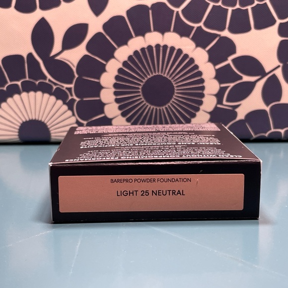 bareMinerals BAREPRO 24Hr Wear Skin-Perfecting Powder Foundation Light 25 Neutra - Picture 2 of 7